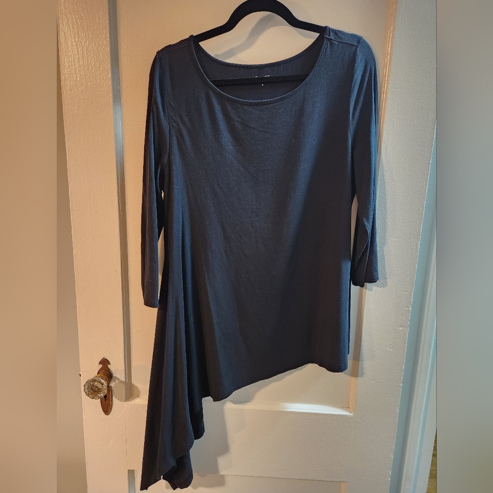 Asymmetrical hem black three-quarter sleeves top
